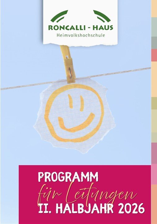 Ein Smilie vor blauem Himmel - Hinweis zum Flyer Seminare für Leitungen