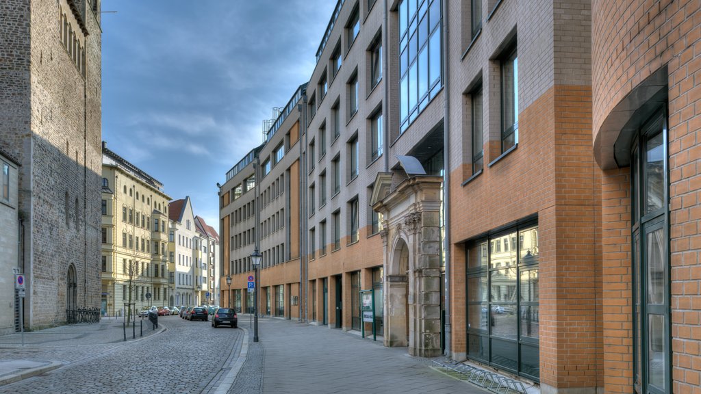 Roncalli-Haus seitlich von der Straße